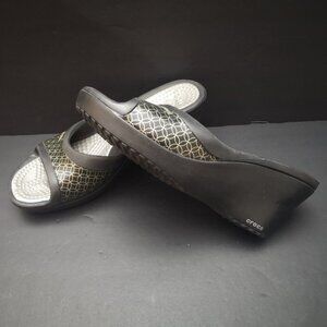 Crocs Boulder Colorado Ladies Size 8 Black w/ Gold Patterned Strap Wedge Sandals